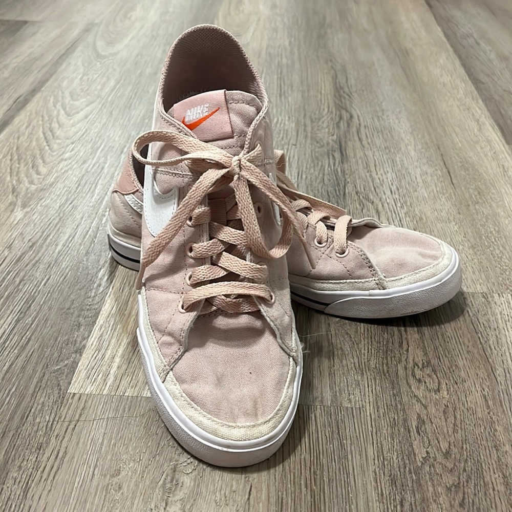 Pink Nike sneaks! Pretty sure they don’t make these anymore